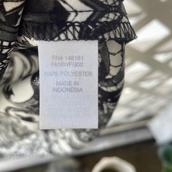 Charming Charlie High/Low V-Neck Sheer Print Tunic Top - Picture 9 of 9